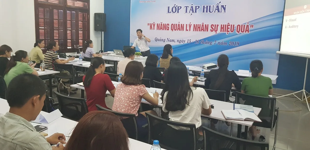 Đoàn Trọng Hiếu đang trình bày trong một buổi tập huấn quản lý